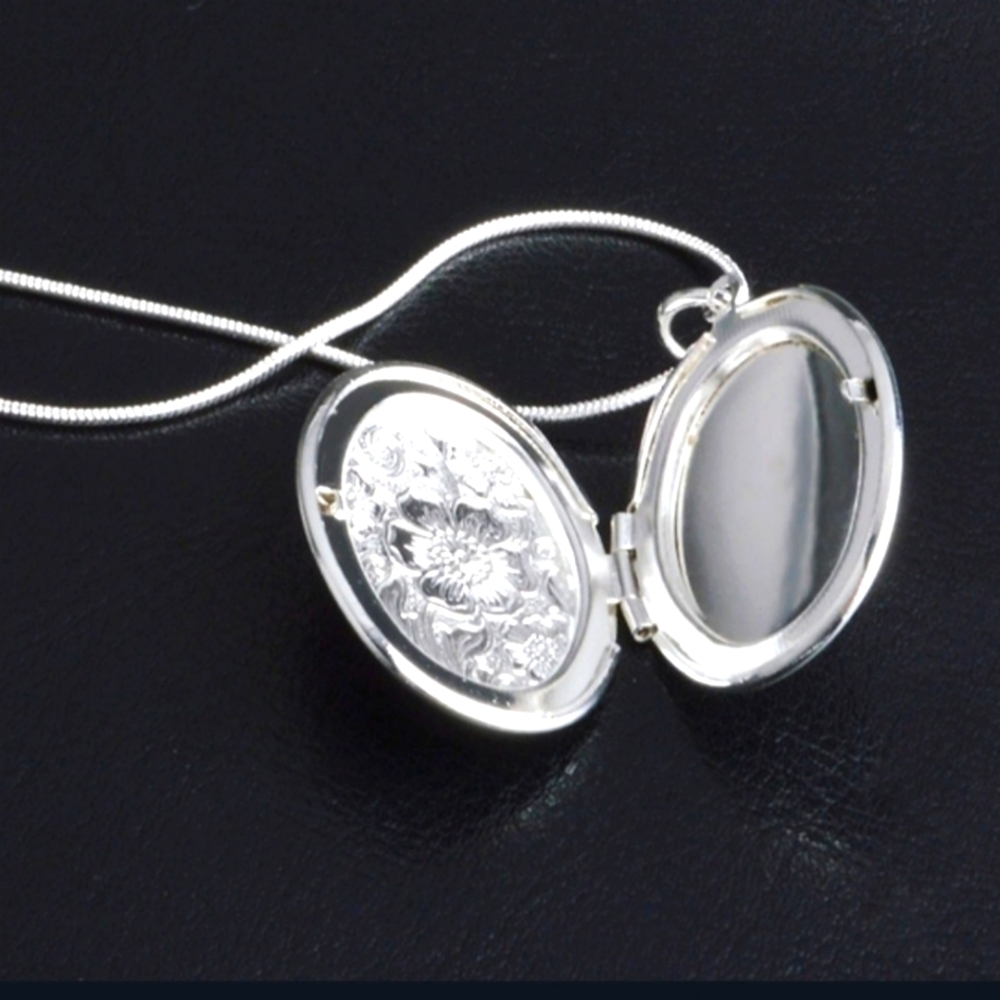 💗 Sterling Silver Oval Engraved Locket Necklace